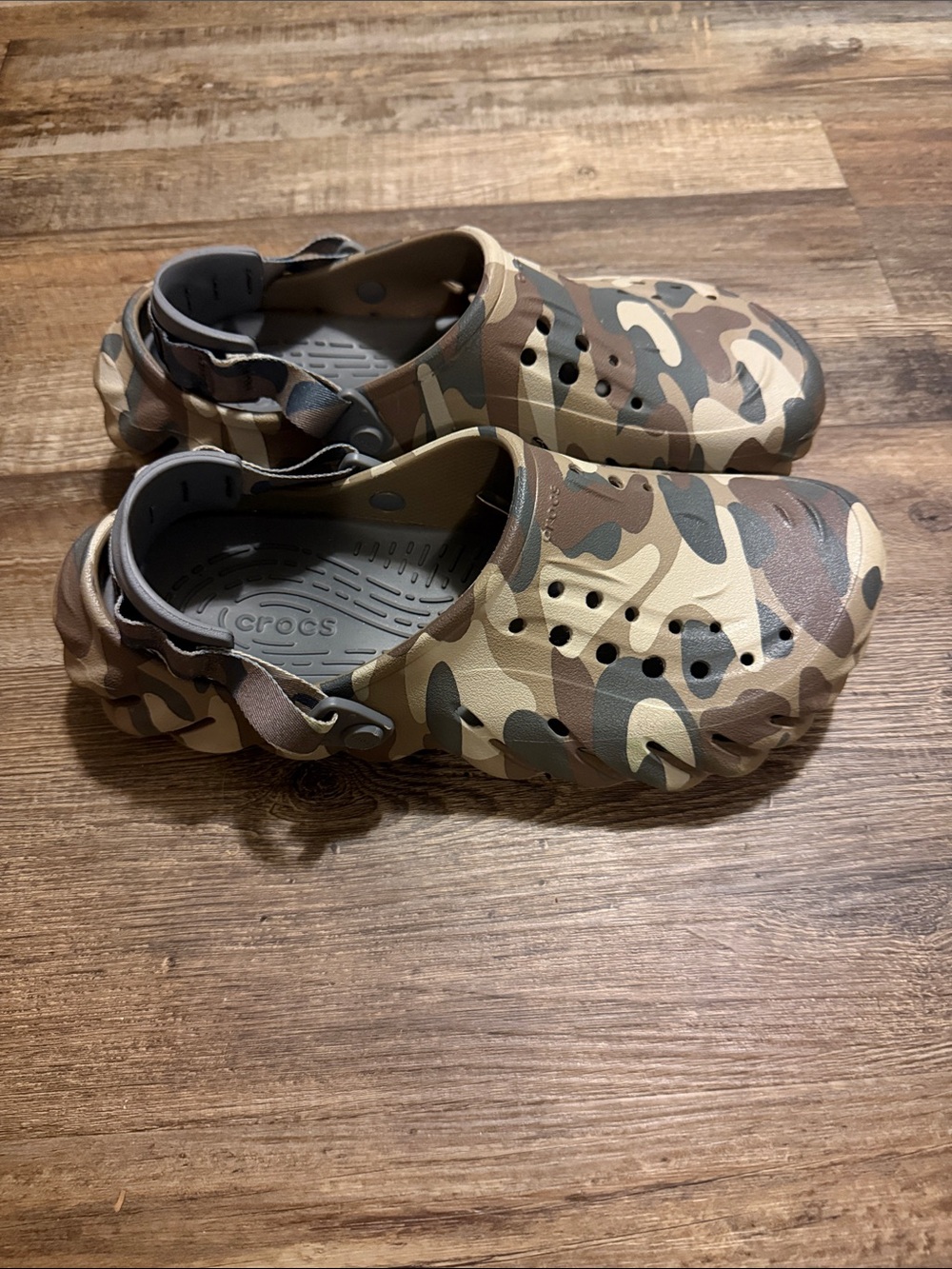 CROCS Classic Clog in Camo Brown/Tan